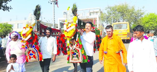  ಶ್ರೀಶೈಲಕ್ಕೆ ಸಹಸ್ರಾರು ಭಕ್ತರು ಕಂಬಿಗಳೊಂದಿಗೆ ಪಾದಯಾತ್ರೆ  ಸಂತೋಷ ಕಉಮಾರ ಕಾಮತ 