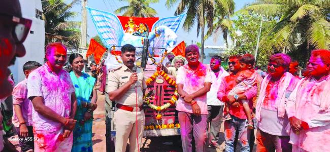 ಲಕ್ಷ್ಮೇಶ್ವರ: ಬಣ್ಣದಲ್ಲಿ ಮಿಂದೆದ್ದು ಸಂಭ್ರಮಾಚರಣೆಯಲ್ಲಿ ತೊಡಗಿದ ಯುವಕರು