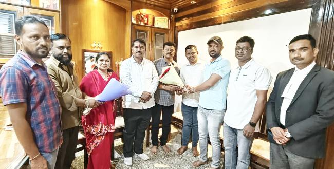 ನೂತನ ಮೇಯರ ಮತ್ತು ಉಪಮೇಯರ ಅವರನ್ನು ಮಾಜಿ ಶಾಸಕ ಅನಿಲ್ ಬೆನಕೆ ಸನ್ಮಾನಿಸಿದರು