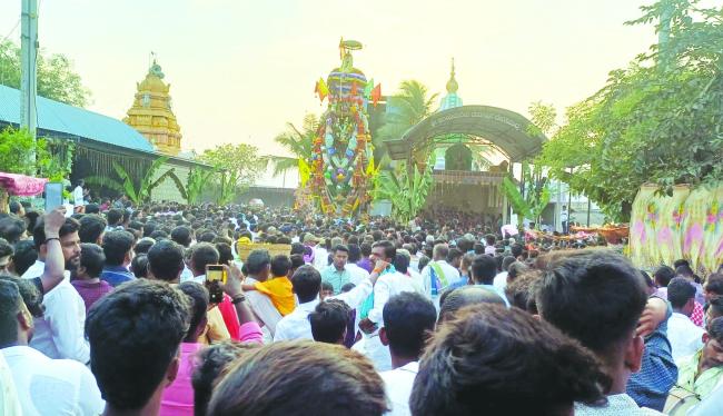 ದೇವಸಮುದ್ರ ಗ್ರಾಮದಲ್ಲಿ ಬಲಕುಂದೆಪ್ಪ ತಾತನವರ ಸಂಭ್ರಮದ ಮಹಾರಥೋತ್ಸವ. 