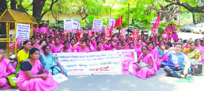 ನೀಡಿದ ಭರವಸೆ ಈಡೇರಿಸಬೇಕೆಂದು ಆಶಾ ಕಾರ್ಯಕರ್ತೆಯರ ಪ್ರತಿಭಟನೆ 