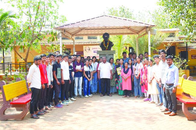 ವೃದ್ಧಾಶ್ರಮಕ್ಕೆ ಕೆ.ಎಲ್‌.ಇ ವಿಶ್ವವಿದ್ಯಾಲಯದ ವಿದ್ಯಾರ್ಥಿಗಳ ಭೇಟಿ  