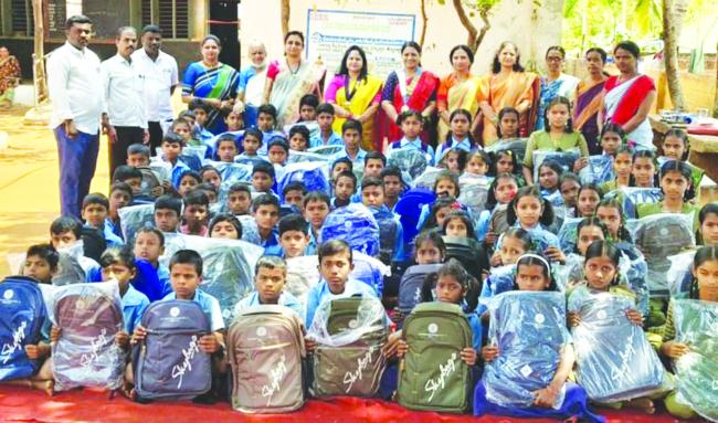 ಸರ್ಕಾರಿ ಶಾಲೆಯ ವಿದ್ಯಾರ್ಥಿಗಳಿಗೆ ಇನ್ನರ ವೀಲ್ ಕ್ಲಬ್ ವತಿಯಿಂದ ಬ್ಯಾಗ್ ವಿತರಣೆ