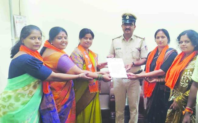 ಬಿಜೆಪಿ ಪಕ್ಷದ ಮಹಿಳಾ ಮೋರ್ಚಾ ವತಿಯಿಂದ : ಸ್ವಾತಿ ಬ್ಯಾಡಗಿ ಮನೆಗೆ ಭೇಟಿ 