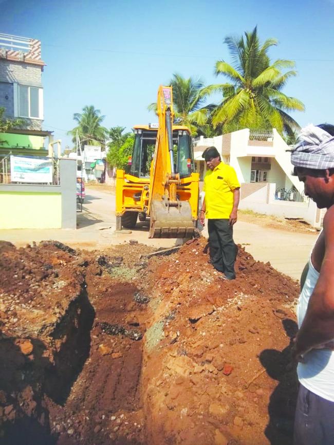 35 ನೇ ವಾರ್ಡಿನ ಸಿದ್ದಲಿಂಗ ನಗರದಲ್ಲಿ ನಗರಸಭೆಯಿಂದ ಹದಗೆಟ್ಟ ನೀರಿನ ಪೂರೈಕೆಯ ಪೈಪ್ ಲೈನ್ ದುರಸ್ಥಿಕರಣ 