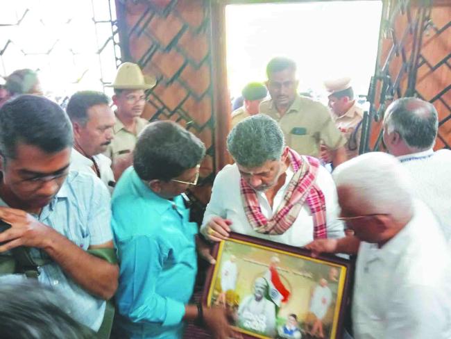 ಡಿ.ಕೆ.ಗೆ ಗಾಂಧಿ ನಡೆ ಸತ್ಯದ ಕಡೆ ಭಾವಚಿತ್ರ ನೀಡಿದ ಮಂಜುನಾಥ