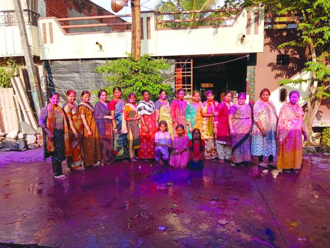 ಹೋಳಿಯನ್ನು ಯುವಕರು,ಮಹಿಳೆಯರು, ಚಿಣ್ಣರು ಪರಸ್ಪರ ಬಣ್ಣ ಎರಚಿ ಸಂಭ್ರಮ 