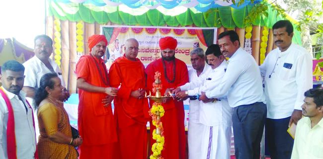 ರಾಣೆಬೆನ್ನೂರಲ್ಲಿ ನೂತನ ಬಸವೇಶ್ವರ ರಕ್ತ ಕೇಂದ್ರ ಆರಂಭ ರಕ್ತವನ್ನು ಕೃತಕವಾಗಿ ಉತ್ಪಾದಿಸಲು ಸಾಧ್ಯವಿಲ್ಲ - ಪ್ರಕಾಶಾನಂದಿಜಿ.