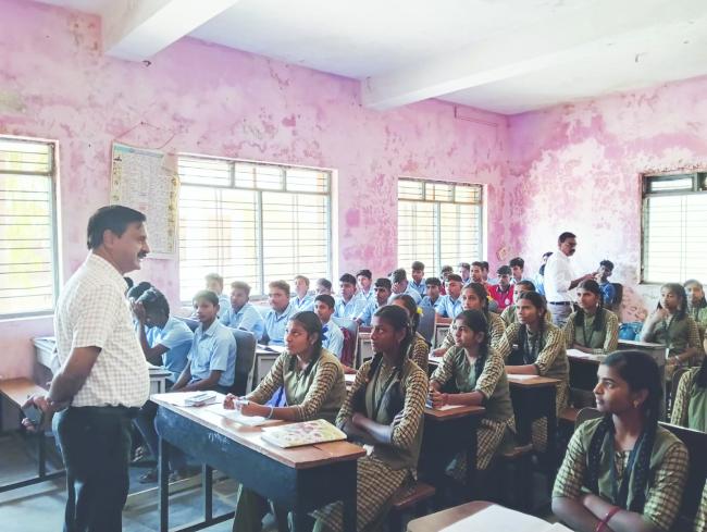 ನಾಳೆಯಿಂದ ಆರಂಭವಾಗುವ ಪರೀಕ್ಷೆಯನ್ನು ವಿದ್ಯಾರ್ಥಿಗಳು ಭಯ ಬಿಟ್ಟು ನಿಶ್ಚಿಂತೆಯಿಂದ ಪರೀಕ್ಷೆ ಎದುರಿಸಿ : ಶಿಕ್ಷಣಾಧಿಕಾರಿ ಮೋಹನ ದಂಡಿನ   