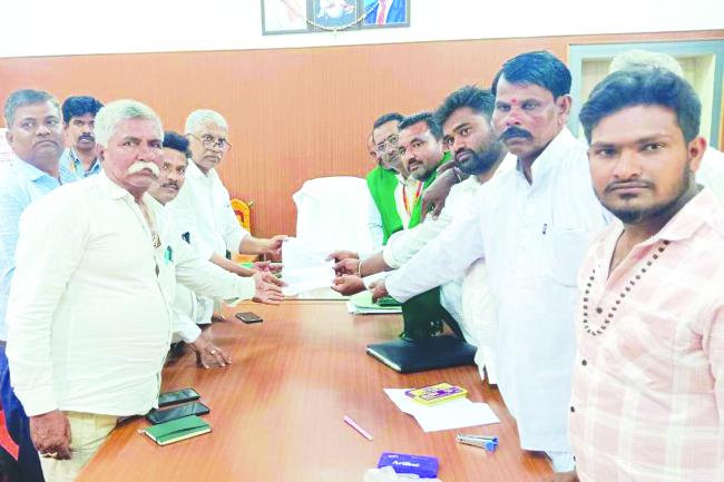 ಕೋಟೂರ ಗ್ರಾಮದಲ್ಲಿ ಇಗಿರುವ 33 ಕೆ.ವಿ. ವಿದ್ಯುತ್ ಸರಬರಾಜ ಕೇಂದ್ರವನ್ನು 110 ಹೆಚ್ಚಿಸಬೇಕೆಂದು ರೈತರಿಂದ ದರಣಿ 