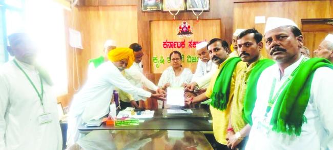 ಫಸಲ್ ಭೀಮಾ ಯೋಜನೆಯಲ್ಲಿ ನಷ್ಟಗೊಂಡ ರೈತರ ಪರಿಹಾರಕ್ಕೆ ಆಗ್ರಹ 