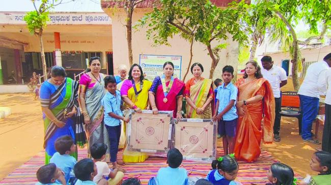 ಹೂವಿನಹಾಳ ಸರಕಾರಿ ಶಾಲೆಗೆ ತಂಬ್ರಳ್ಳಿ ಕ್ರೀಡಾ ಸಾಮಗ್ರಿ ವಿತರಣೆ