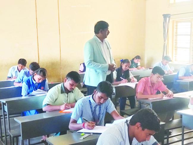 ಎಸ್‌.ಎಸ್‌.ಎಲ್‌.ಸಿ ಪರೀಕ್ಷಾ ಕೇಂದ್ರಗಳಿಗೆ ಜಿಲ್ಲಾಧಿಕಾರಿ ಡಾ.ವಿಜಯಮಹಾಂತೇಶ  ಭೇಟಿ 