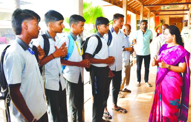 ಹೂವು, ಪೆನ್ನು, ಸಿಹಿ ನೀಡಿ ಎಸ್‌.ಎಸ್‌.ಎಲ್‌.ಸಿ ವಿದ್ಯಾರ್ಥಿಗಳನ್ನು ಪರೀಕ್ಷಾ ಕೇಂದ್ರಕ್ಕೆ ಸ್ವಾಗತಿಸಿದ ಡಿಸಿ, ಸಿಇಓ 