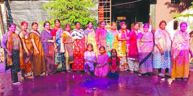 ಬಣ್ಣ ಎರಚಾಡುವ ಮೂಲಕ ಹೋಳಿ ಸಂಭ್ರಮಿಸಿದ ಗ್ರಾಮಸ್ಥರು 