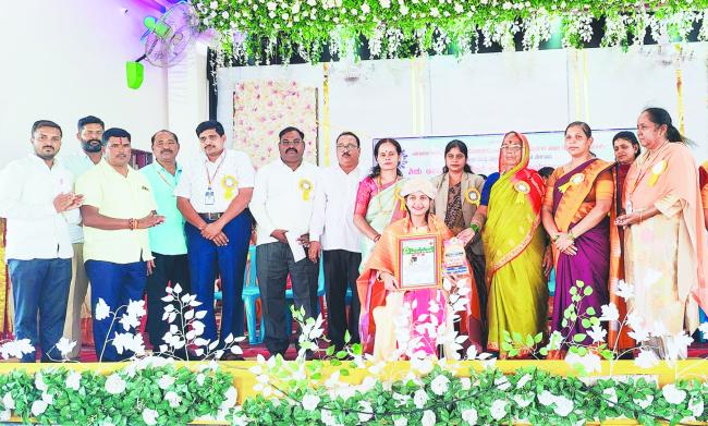 ಖುಷಿ ಢವಳಿಗೆ ಕಿತ್ತೂರು ರಾಣಿ ಚನ್ನಮ್ಮ ಜಿಲ್ಲಾ ಯುವ ಪ್ರಶಸ್ತಿ ಪ್ರದಾನ  