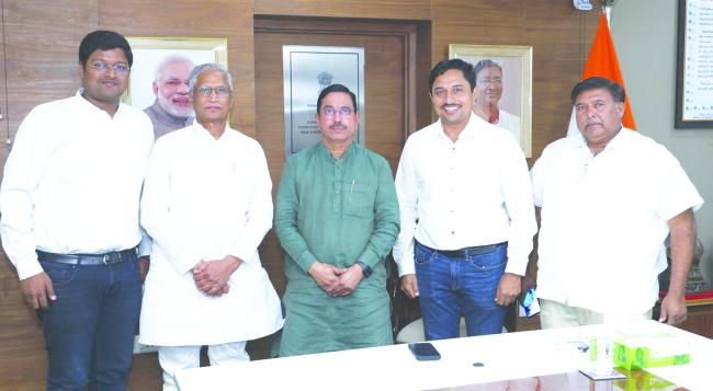 ಮಾಜಿ ಸಚಿವ ಶ್ರೀಮಂತ ಪಾಟೀಲ, ಕೇಂದ್ರ ಸಚಿವ ಪ್ರಲ್ಹಾದ ಜೋಶಿ ಭೇಟ್ಟಿ..! 