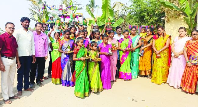 ಗ್ರಾಮದಲ್ಲಿ ಶಾಲಾ ಮಕ್ಕಳಿಂದ ಕಲಿಕಾ ಹಬ್ಬದ ಮೆರವಣಿಗೆ 