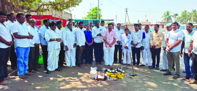 ನಿಪನಾಳ-ಕಟಕಬಾವಿ ರಸ್ತೆ ಕಾಮಗಾರಿಗಳಿಗೆ ಚಾಲನೆ