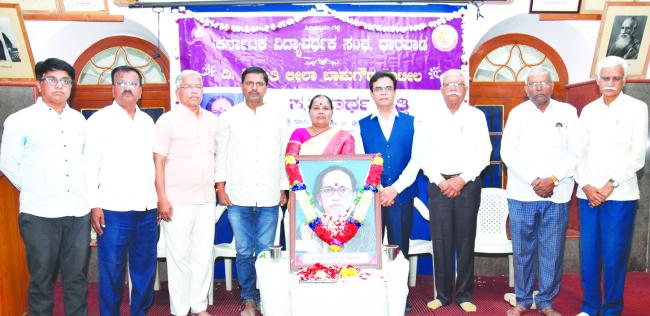 ಮಹಿಳೆ ಕುಟುಂಬ ಜೀವನದ ಆಧಾರ ಸ್ತಂಭ 