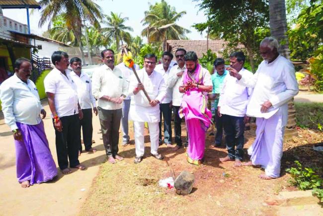 ಸಿಸಿರಸ್ತೆ ಹಾಗೂ ಗಟಾರ ನಿರ್ಮಾಣ ಕಾಮಗಾರಿಗೆ ಶಾಸಕ ಶ್ರೀನಿವಾಸ ಮಾನೆ ಭೂಮಿಪೂಜೆ