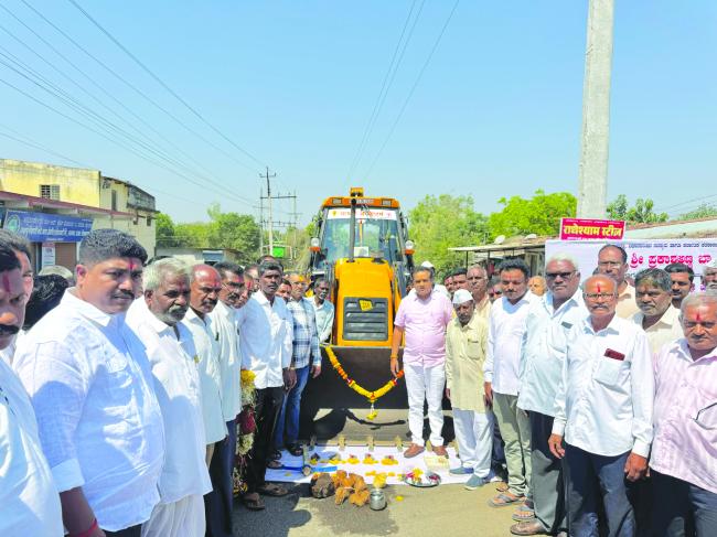 ಚಿಕ್ಕಳವಾಳ-ರಾಂಪೂರ ರಸ್ತೆ ನಿರ್ಮಾಣಕ್ಕೆ ಶಾಸಕ ಗಣೇಶ ಹುಕ್ಕೇರಿ ಚಾಲನೆ 