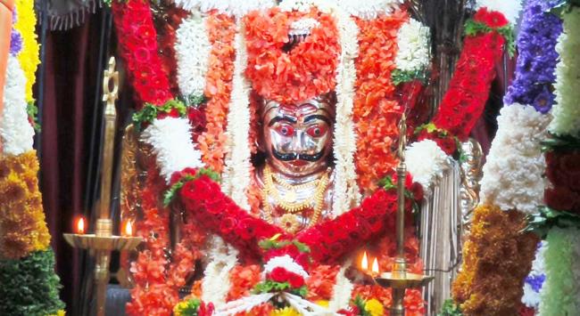 ಆಫ್ರಿಕಾದ ಸಂತ ಕಾಪ್ರಿ ಜಾತ್ರೆಗೆ ಬಂದ ಭಕ್ತರು: ಸಾರಾಯಿ ಸಿಗರೇಟು ಹರಕೆ