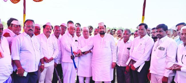 ಕೆರೆ ತುಂಬುವ ಯೋಜನೆಗೆ : ಶಾಸಕರಾದ ಲಕ್ಷ್ಮಣ ಸವದಿ, ರಾಜು ಕಾಗೆ ಚಾಲನೆ