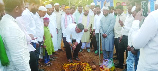 ಶಾಸಕ ಪಠಾಣರಿಂದ ಮುಸ್ಲೀಂ ಸಶ್ಮಾನದ ರಸ್ತೆ ಭೂಮಿ ಪೂಜೆ