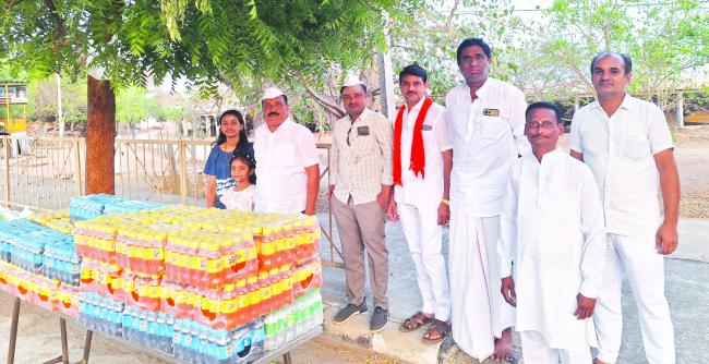 ಪಾದಯಾತ್ರೆಗಳಿಗೆ ತಂಪು ಪಾನೀಯ ವಿತರಣೆ