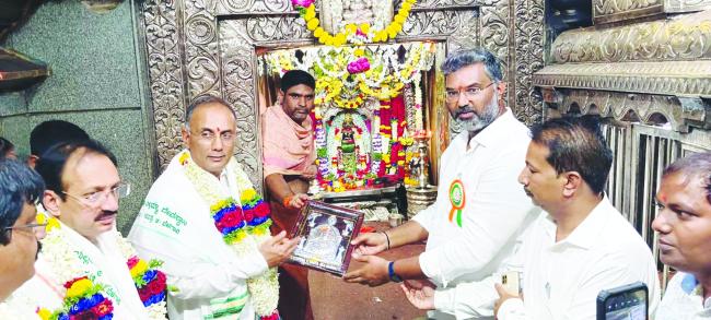 ಯಲ್ಲಮ್ಮನಗುಡ್ಡಕ್ಕೆ ಸಚಿವ ದಿನೇಶ ಗುಂಡೂರಾವ್ ಭೇಟಿ 