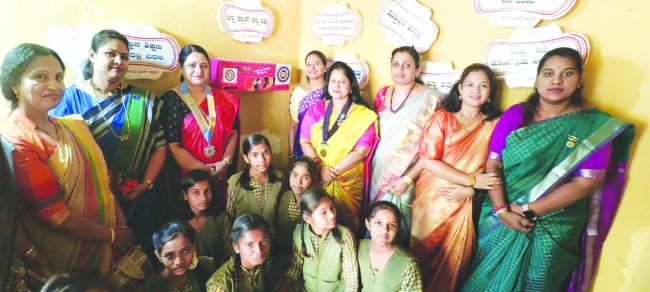 ಮಹಿಳೆಯರ ಯೋಗಕ್ಷೇಮ ಮತ್ತು ಬದ್ಧತೆಗಾಗಿ ನೈರ್ಮಲ್ಯ ಪ್ಯಾಡ್ ವಿತರಣೆ