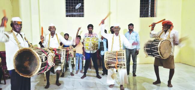 ಡೊಳ್ಳು ಬಾರಿಸುವಿಕೆ ಕಲೆ ಪೋಷಿಸುತ್ತಿರುವ ಕಲಾವಿದರು 