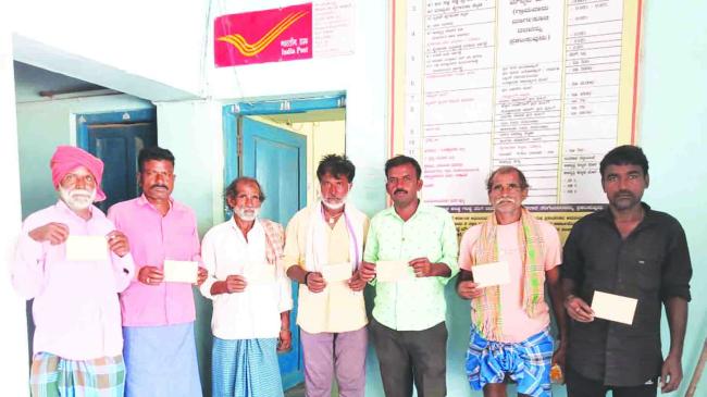 ಕೂಲಿಕಾರರಿಗೆ ಕಳೆದ ಮೂರು ತಿಂಗಳಿಂದ ಕೂಲಿ ಹಣವನ್ನು ಸರ್ಕಾರ ಪಾವತಿಸಿಲ್ಲವೆಂದು  ಆರೋಪ