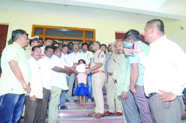    ಸರಕಾರದ ಅನ್ನಭಾಗ್ಯ ಯೋಜನೆಯಡಿ ಬಡವರಿಗೆ ಅಕ್ಕಿ ವಿತರಣೆ 