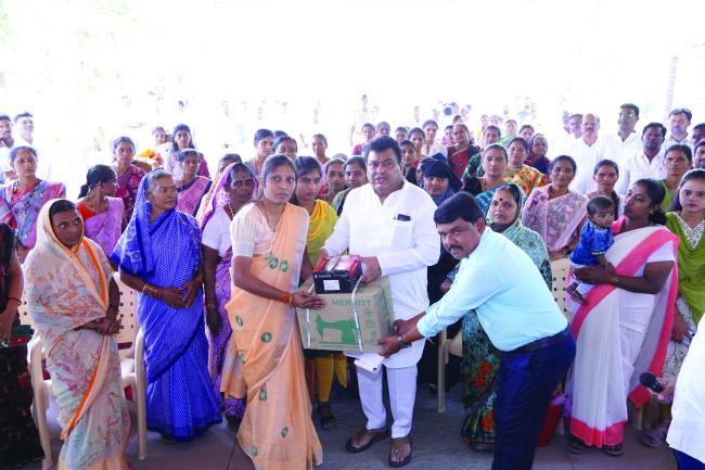 ಉಚಿತ ವಿದ್ಯುತ್ ಚಾಲಿತ ಹೊಲಿಗೆ ಯಂತ್ರ ವಿತರಣೆ 