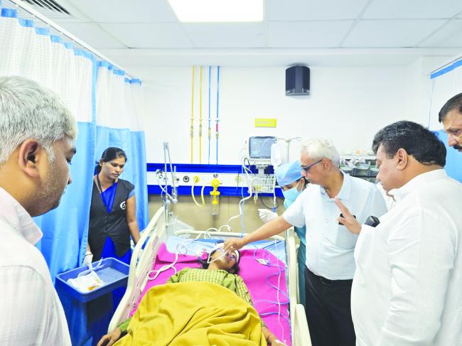 ರಸ್ತೆ ಅಪಘಾತದಲ್ಲಿ ಗಾಯಗೊಂಡ ವಿದ್ಯಾರ್ಥಿನಿಯರ ಆರೋಗ್ಯ ವಿಚಾರಿಸಿದ ಸಚಿವ 