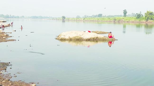 ಚರಂಡಿ ನೀರು, ಕಾರ್ಖಾನೆಗಳ ಕಲುಷಿತ ನೀರಿನಿಂದ ಮಲೀನಗೊಂಡ ಕೃಷ್ಣೆ 