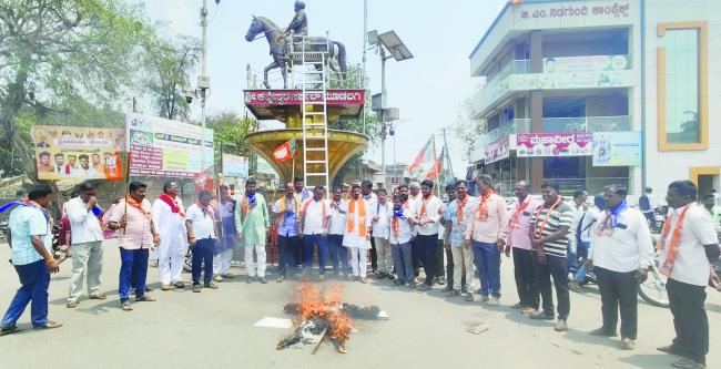 ಡಿಸಿಎಂ ಡಿ.ಕೆ.ಶಿವಕುಮಾರ್ ವಿರುದ್ಧ ಬಿಜೆಪಿ ಕಾರ್ಯಕರ್ತರಿಂದ ಪ್ರತಿಭಟನೆ 