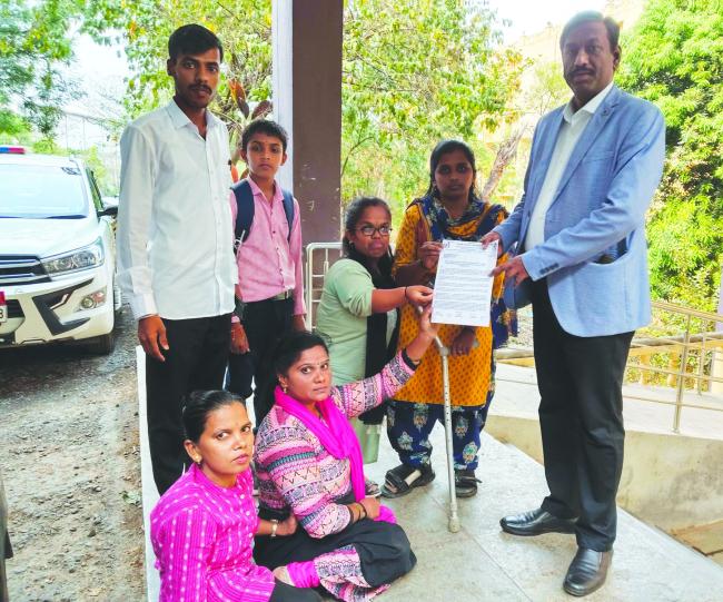 .ವಿಕಲಚೇತನರಿಗೆ ಪುನರ್ ವಸತಿ ಮತ್ತು ಸೌಲಭ್ಯಗಳನ್ನು ಕಲ್ಪಿಸಲು ಒತ್ತಾಯಿಸಿ, ಅನ್ಯಾಯ ವೆಸಗಿದ ಕಲ್ಮೇಶ್ವರ ಸಂಸ್ಥೆ ಮೇಲೆ ಕಾನೂನು ಕ್ರಮ ಕೈಗೊಳ್ಳಲು ಆಗ್ರಹಿಸಿ, ಶಾಶ್ವತ ಪರಿಹಾರಕ್ಕಾಗಿ ಜಿಲ್ಲಾಧಿಕಾರಿಗಳಿಗೆ ಮನವಿ ಸಲ್ಲಿಸಿದರು 