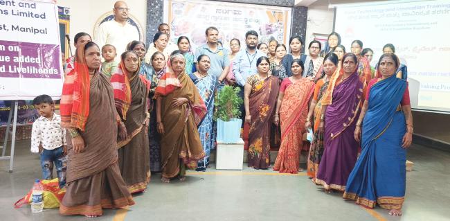 ಪಟ್ಟಣದ ಸಂಗಮ ಗ್ರಾಮೀಣಭಿವೃದ್ಧಿ ಸಂಸ್ಥೆ ಹಾಗೂ  ಬಿವಿಟಿ ಸಂಸ್ಥೆ, ಸೆಲ್ಕೋ ಸೋಲಾರ್ ಲೈಟ್ ಪ್ರೈವೇಟ್ ಲಿಮಿಟೆಡ್  ಇವರುಗಳ ಸಹಯೋಗದಲ್ಲಿ 1 ದಿನದ ವಿಶೇಷ ಸ್ವ ಉದ್ಯೋಗದ ತರಬೇತಿ ಕಾರ್ಯಾಗಾರ ಜರುಗಿತು.