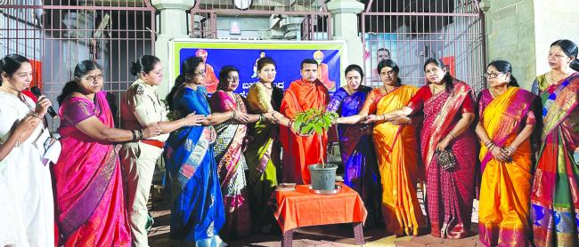 ಸ್ತ್ರೀ ಯರಿಗೆ  ಸಮಾನತೆಯ ಹಕ್ಕನ್ನು  ನೀಡಿ : ಬಸವ ಶಾಂತಲಿಂಗ ಸ್ವಾಮೀಜಿ 