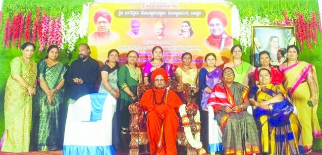 ಕಷ್ಟ-ನಷ್ಟಗಳನ್ನು ಸಮನಾಗಿ ಸ್ವೀಕರಿಸಿದರೆ ಬಾಳೇ ಬಂಗಾರ: ಕೊಟ್ಟೂರು ಸ್ವಾಮೀಜಿ