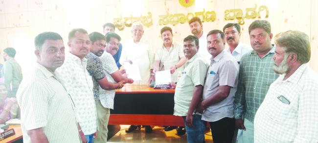 ಬ್ಯಾಡಗಿಯಲಿ ಮೂಲಭೂತ ಸೌಲಭ್ಯ ಕಲ್ಪಿಸಲು ವರ್ತಕರ ಆಗ್ರಹ