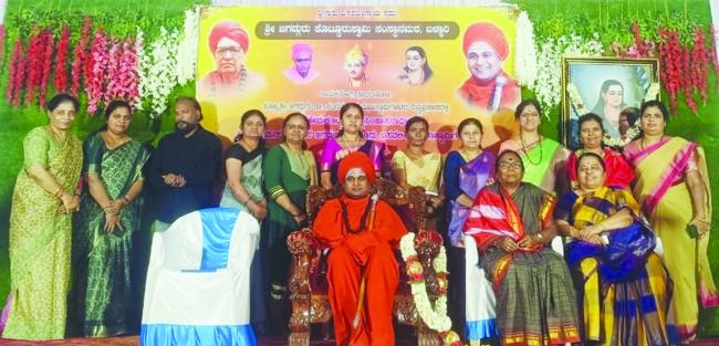 ಕಷ್ಟ-ನಷ್ಟಗಳನ್ನು ಸಮನಾಗಿ ಸ್ವೀಕರಿಸಿದರೆ ಬಾಳೇ ಬಂಗಾರ - ಕೊಟ್ಟೂರು ಸ್ವಾಮೀಜಿ