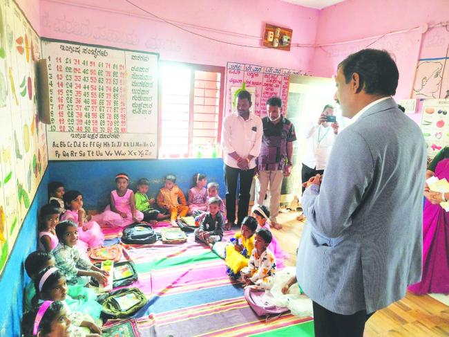 ಅಂಗನವಾಡಿ  ಹಾಗೂ ಶಾಲೆಗೆ ಭೇಟಿ  ಶಾಲಾ ಮಕ್ಕಳಿಗೆ ಊಟ ಬಡಿಸಿದ ಜಿಲ್ಲಾಧಿಕಾರಿ ಡಾ.ವಿಜಯಮಹಾಂತೇಶ