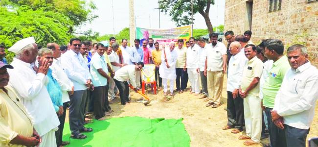 ಎಪಿಎಂಸಿ ಚಿಕ್ಕ ಮಳಿಗೆಗಳ ನಿರ್ಮಾಣಕ್ಕೆ ಶಾಸಕ ಸಿದ್ದು ಸವದಿ ಚಾಲನೆ 
