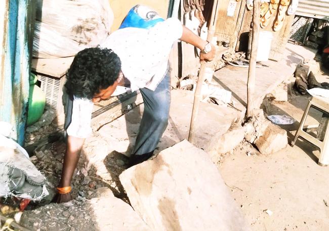 ಚರಂಡಿ ಮುಚ್ಚಿದ್ದರಿಂದ ಚರಂಡಿ ತುಂಬ ಕಸ