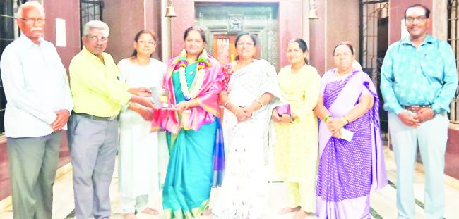 ಪರಿಸರ ಸೇವಾ ಸಮಿತಿಯ ಬಸವ ಪರಿಸರ ಸಂರಕ್ಷಣಾ ಸಮಿತಿಯ ಪದಾಧಿಕಾರಿಗಳು  ಶಾಲು ಮಾಲಾರೆ​‍್ಣ