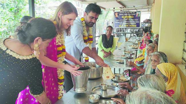 ಅಮೇರಿಕಾದ ನವದಂಪತಿಗಳು ಬೆಳಗಾವಿಯ ವ್ರದ್ದಾಶ್ರಮಕ್ಕೆ ಭೇಟಿ  